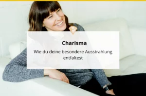 Eine Frau sitzt auf dem Sofa und lacht